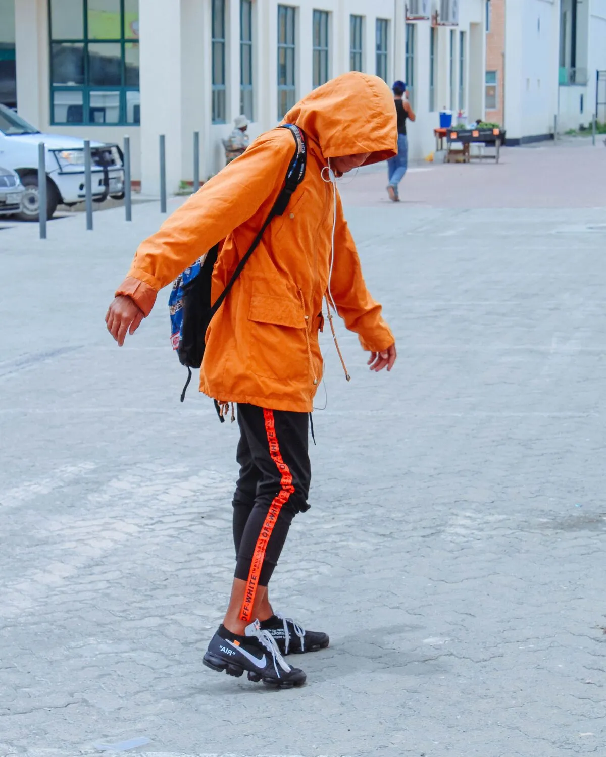 Chamarra Ultra color naranja, con gorro puesto